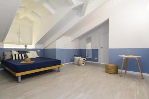 アグローポリにあるCasa Vittoriaのベッドルーム(青いベッド1台、テーブル付)