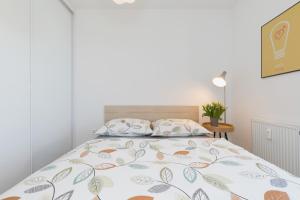Llit o llits en una habitació de Jantar Apartamenty Design Latarnia Morska