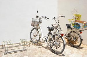 Dos motos estacionadas al lado de una pared. en Guest House Al Giardino dei Limoni, en Favignana