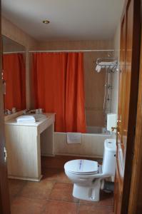 y baño con aseo, lavabo y ducha. en Hotel Langa en Cerezo de Abajo