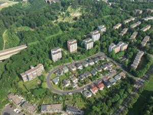 une vue aérienne sur une ville avec des bâtiments et une route dans l'établissement Ferienwohnung Weitblick, à Velbert