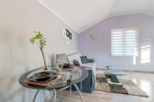 ein weißes Zimmer mit einem Tisch und einer Pflanze darauf in der Unterkunft Apartman Leon & rent a quad in Mali Lošinj