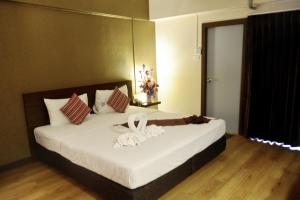 A bed or beds in a room at Hatyai Genting Hotel