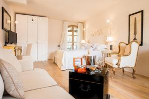 un soggiorno con letto e divano di La Villa Del Re - Adults Only - Small Luxury Hotels of the World a Castiadas