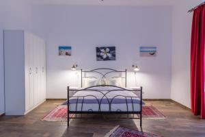 ベオグラードにあるApartment Savamala 59のベッドと赤いカーテンのある寝室