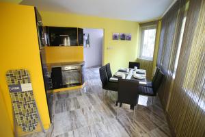 Kuchyň nebo kuchyňský kout v ubytování Centrum Lux Apartman