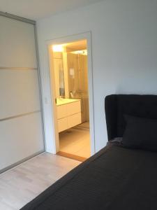 Postel nebo postele na pokoji v ubytování City Lux apartment with 2 full bathrooms 2tv