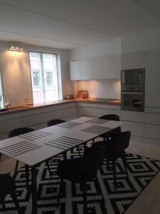 A kitchen or kitchenette at City Lux apartment with 2 full bathrooms 2tv