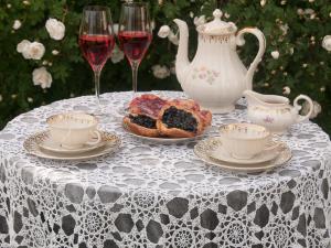 un tavolo con un set per la preparazione del tè e 2 bicchieri di vino di Ekeby i Bro a Bro