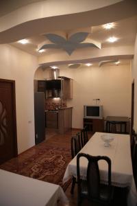 eine Küche und ein Esszimmer mit einem Tisch und Stühlen in der Unterkunft Jermuk Apartment in the Center in Dschermuk