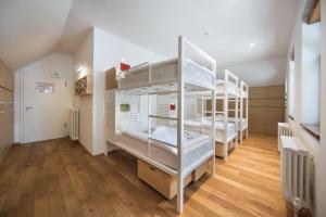 Postel nebo postele na pokoji v ubytování Hostel Bearlog Kočevje + 34 fotografií