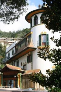 un bâtiment avec un phare en haut dans l'établissement Hotel Residence Moneglia, à Moneglia