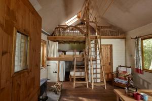Zimmer mit Etagenbett und Leiter in der Unterkunft Swinton Bivouac in Masham