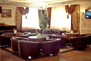 un restaurant avec des tables et des chaises et un lustre dans l'établissement Prestige, à Koursk