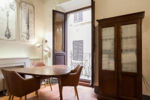 een eetkamer met een houten tafel en stoelen bij Affittacamere del Corso in Pienza