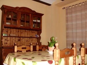 1 dormitorio con cama de madera y armario de madera en Tia Rulla 1, en Pina de Montolgrao