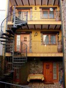 una casa con una escalera de caracol delante de ella en Tia Rulla 2, en Pina de Montolgrao