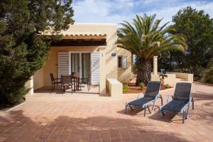 une terrasse avec des chaises et une table en face d'une maison dans l'établissement Vivendes Adelina - Escapada Formentera, à Es Pujols