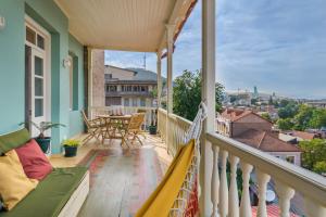 balcone con divano, tavolo e sedie di New apartment with amazing views in Old Tbilisi a Tbilisi City