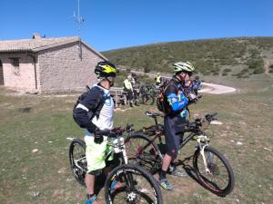 two men standing with their bikes on a hill at Residence Casa Berti in Spello