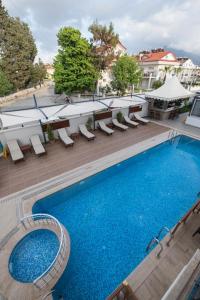 una vista aérea de una piscina en un hotel en Blueberry Boutique Hotel, en Fethiye