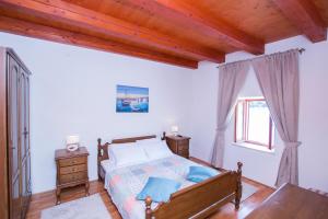 Tempat tidur dalam kamar di Heritage Beach Villa Nena