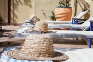 马拉喀什英菲尼迪海摩洛哥传统庭院住宅的坐在桌子上的一顶草帽