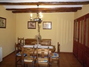 uma sala de jantar com mesa e cadeiras em Casa rural L'Hospital em Vistabella del Maestrazgo