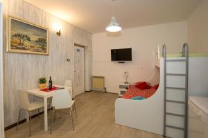 Habitación pequeña con mesa y litera en Villa Lole, en Split