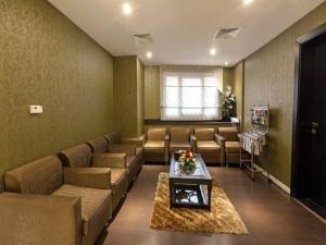 una sala d'attesa con divani e tavolo di Florida Square Hotel (Previously known Flora Square Hotel) a Dubai