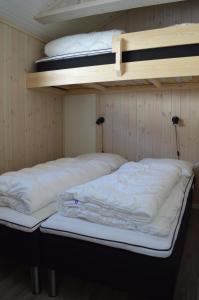 twee bedden in een kamer met twee stapelbedden bij Nordseter Fjellpark, Hyttegrend in Nordseter