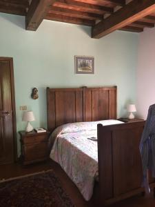 A bed or beds in a room at Podere Poggio Mendico