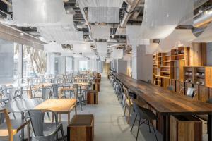 東京にあるONE@Tokyoの広い客室で、図書室にテーブルと椅子が備わります。