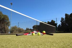 Tenis a/nebo squash v ubytování I Ginepri Hotel nebo okolí