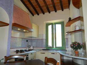 A kitchen or kitchenette at Villa il Pino by VacaVilla