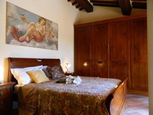 A bed or beds in a room at Villa il Pino by VacaVilla