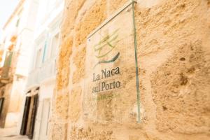 Ett certifikat, pris eller annat dokument som visas upp på Trame - La Naca sul Porto