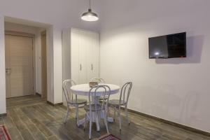 ベオグラードにあるApartment Savamala 59の白いテーブルと椅子のあるダイニングルーム