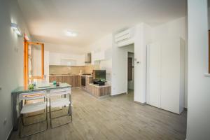a room with a kitchen and a living room at Appartamenti vicino al mare in Civitanova Marche