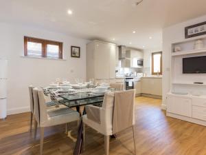 cocina y comedor con mesa y sillas en Dennetts House, en Poole