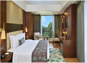 Letto o letti in una camera di Golden Tulip Srinagar