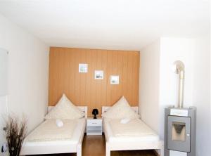 2 camas en una habitación con pared en Work & Stay in Zuelpich en Zülpich