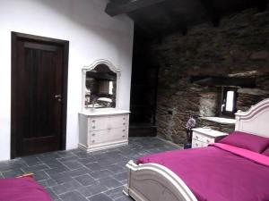 - une chambre avec un lit et un miroir dans l'établissement El Balcón de Sotillo - Las Médulas - Senderismo por Canales Romanos, à Sotillo de Cabrera
