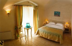 Un dormitorio con una cama grande y una ventana en Gomer Hotel (Adults only), en Balaklava