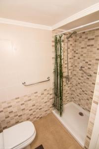 une salle de bain avec douche et toilettes dans l'établissement Villa Sontrobat, à Puerto del Carmen 6 autres photos