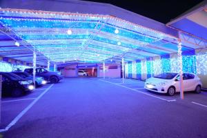 un grand parking avec des voitures garées dans celui-ci dans l'établissement Hotel LaLa (Adult Only), à Sakai