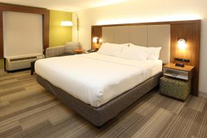 A bed or beds in a room at Holiday Inn Express & Suites Newport News, an IHG Hotel