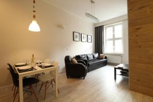 salon ze stołem i kanapą w obiekcie Długa Apartments Old Town w Gdańsku