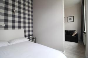 sypialnia z łóżkiem i szachownicą w obiekcie Długa Apartments Old Town w Gdańsku