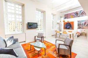 uma sala de estar com um sofá e uma mesa em Palais Saleya Boutique hôtel em Nice